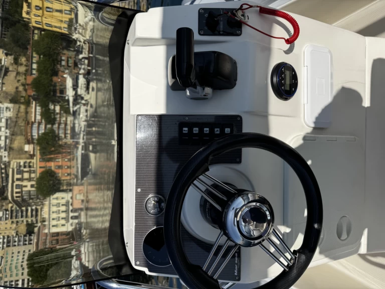 Pronajmout Polotuhá loď se skipperem či ne Marsea v Neapol