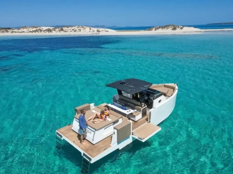 Pronájem Motorová loď De Antonio D33 Open s licencí