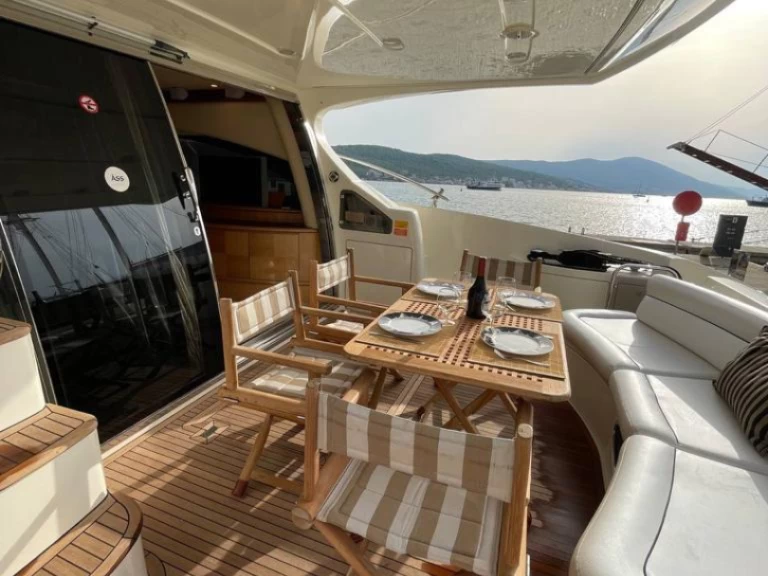 Pronajmout si Azimut Azimut 62 Fly v Tivat