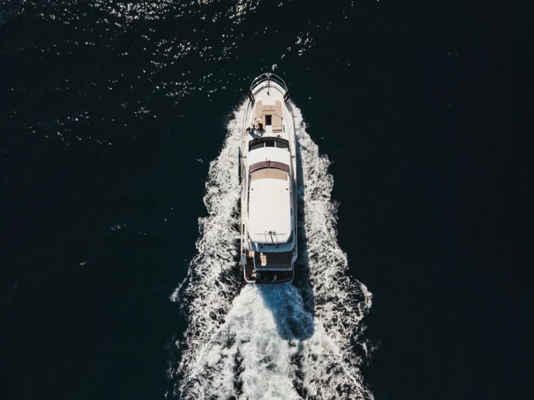 Pronajmout Jachta se skipperem či ne Jeanneau v Podstrana