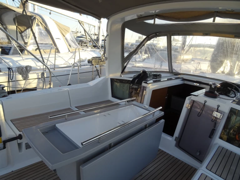 Pronajmout si Bénéteau Oceanis 41.1 v Alimos