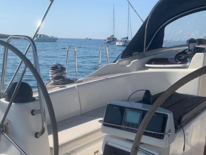 Pronajmout Plachetnice se skipperem či ne Bavaria v Marseille