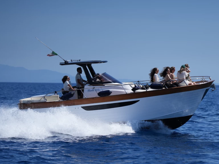 Mimi 9.5 wa jednotlivci a charterové společnosti v Salerno