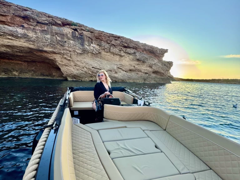 Pronájem Motorová loď Silent Yachts s licencí