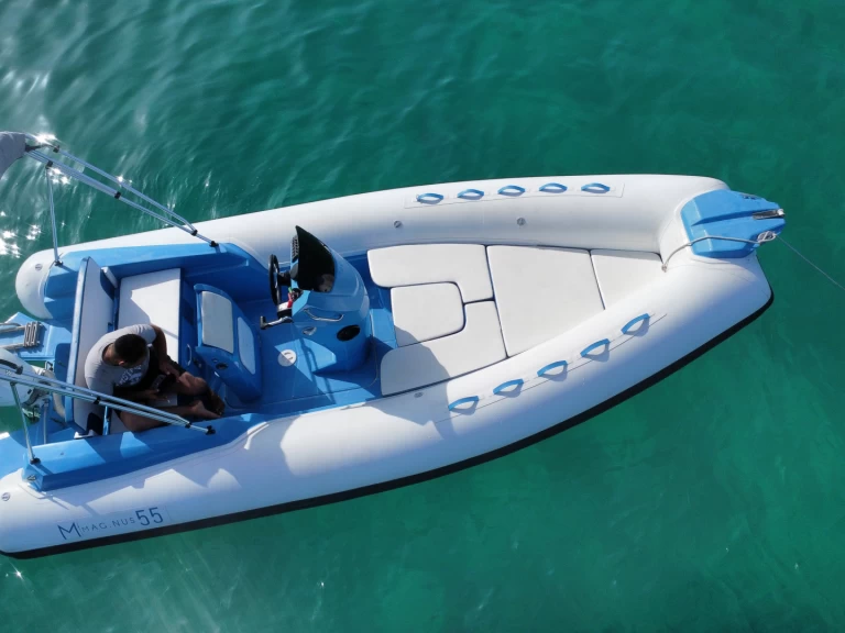 Polotuhá loď k pronájmu v Porto Rotondo za nejlepší cenu