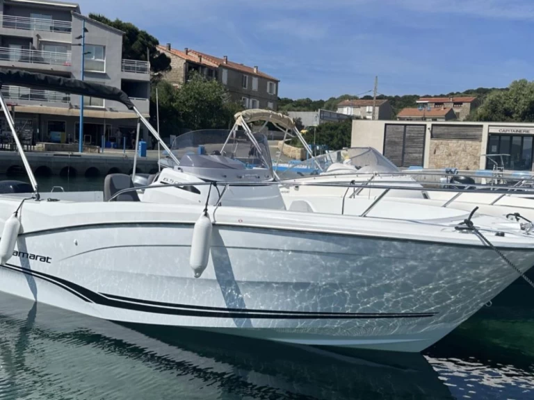 Pronájem Motorová loď Bénéteau s licencí