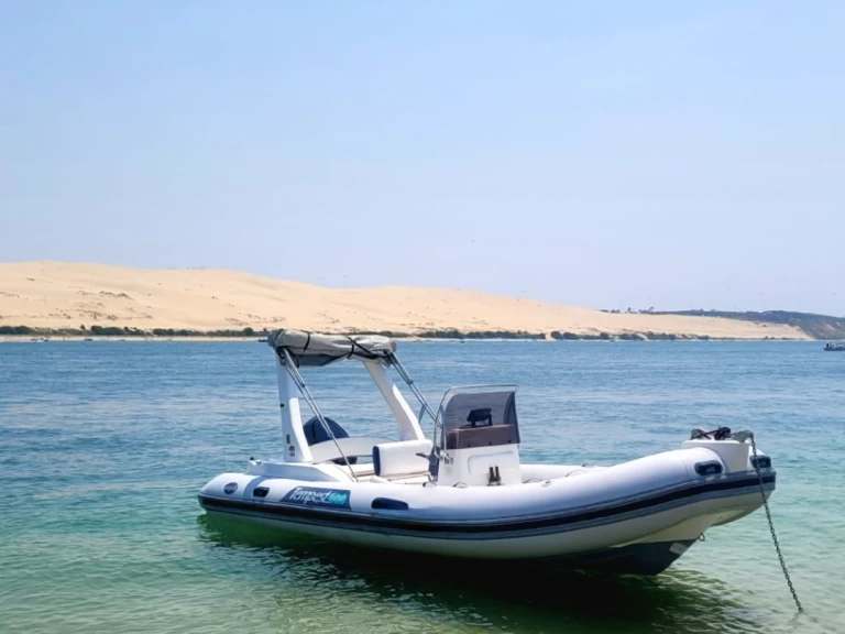 Pronájem lodi Grand Piquey lákavé ceny Tempest 600