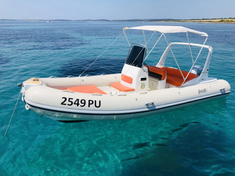 Pronajmout Polotuhá loď se skipperem či ne Bat 590 v Medulin