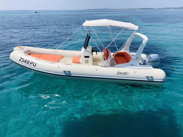 Pronájem Polotuhá loď Bat 590 s licencí