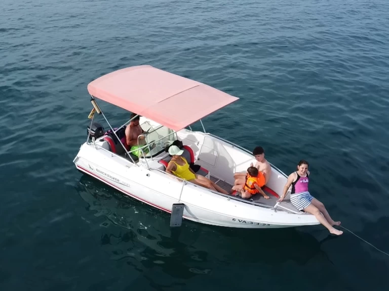 Pronájem Motorová loď Quicksilver s licencí