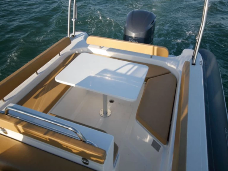 Pronájem lodi Palamos lákavé ceny TARPON 790 LX