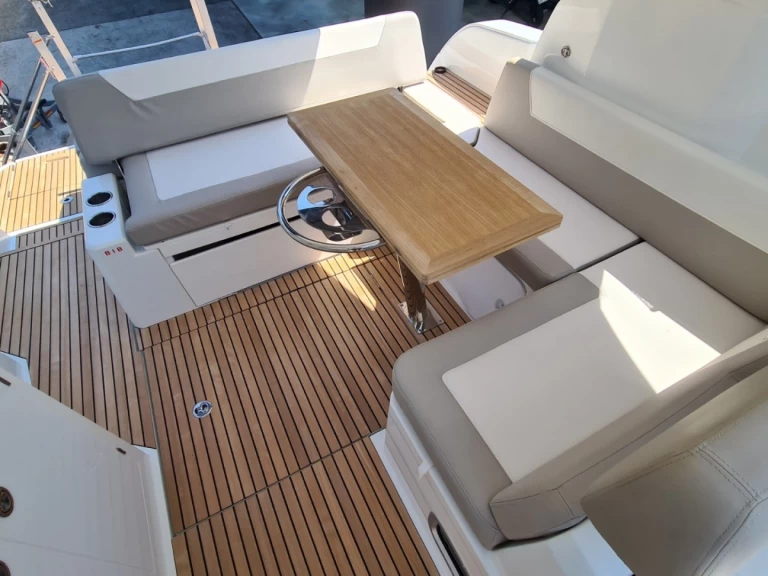 Pronájem Motorová loď Bénéteau s licencí