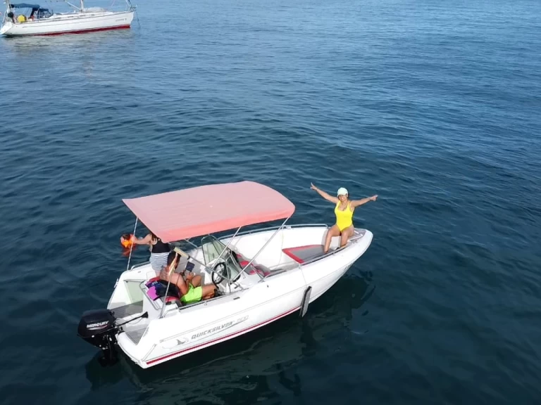 Pronájem Motorová loď Quicksilver s licencí