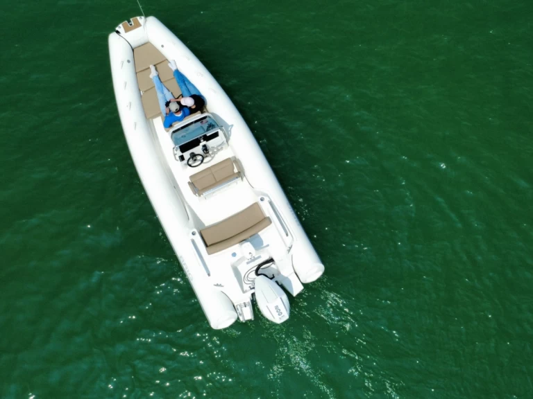 Pronájem Polotuhá loď Brig s licencí