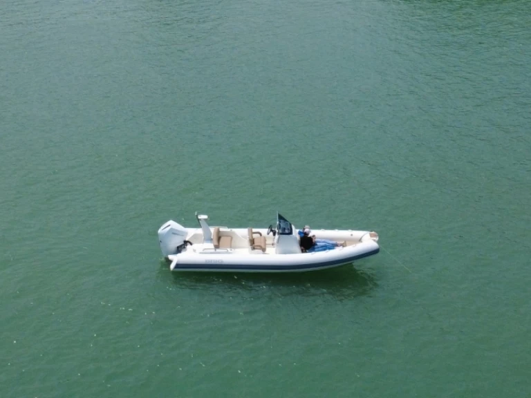 Polotuhá loď k pronájmu v Saint-Martin-de-Ré za nejlepší cenu