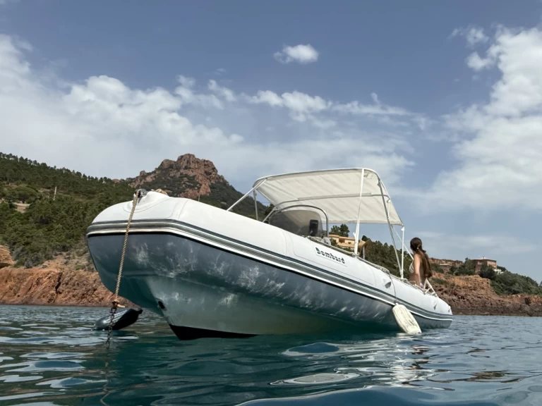 Polotuhá loď k pronájmu v Saint Raphael za nejlepší cenu