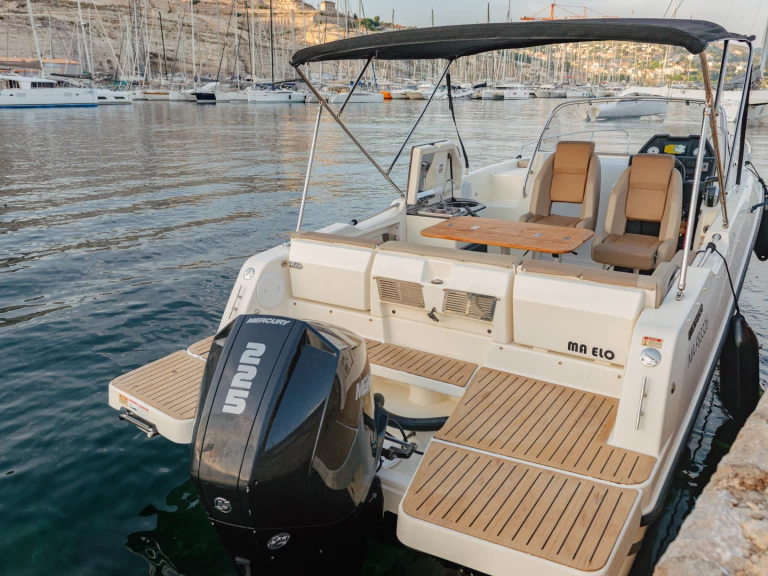 Quicksilver Activ 755 Sundeck jednotlivci a charterové společnosti v Marseille