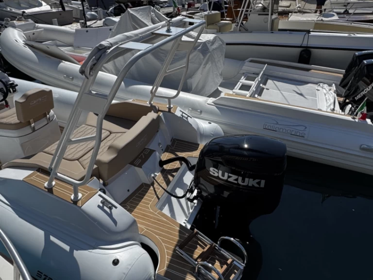 Polotuhá loď k pronájmu v Neapol za nejlepší cenu