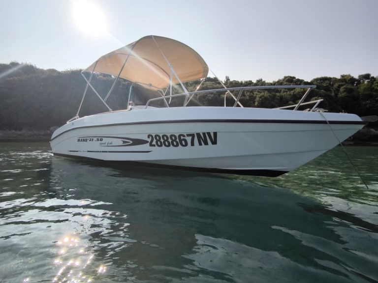 Motorová loď k pronájmu v Lun za nejlepší cenu