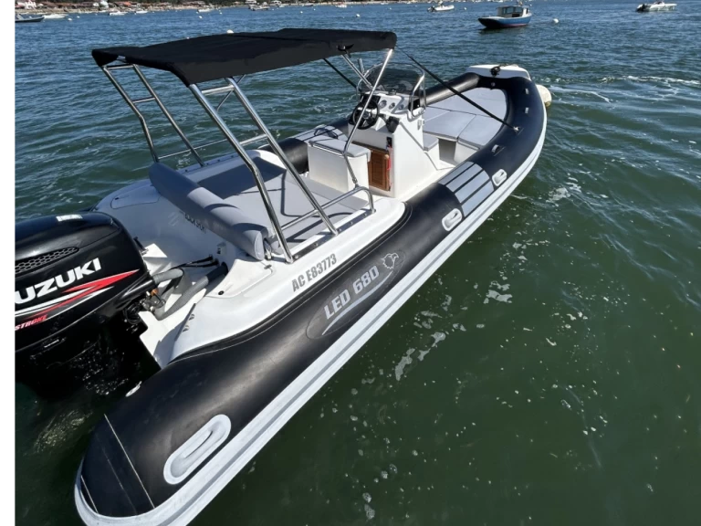 Polotuhá loď k pronájmu v Grand Piquey za nejlepší cenu