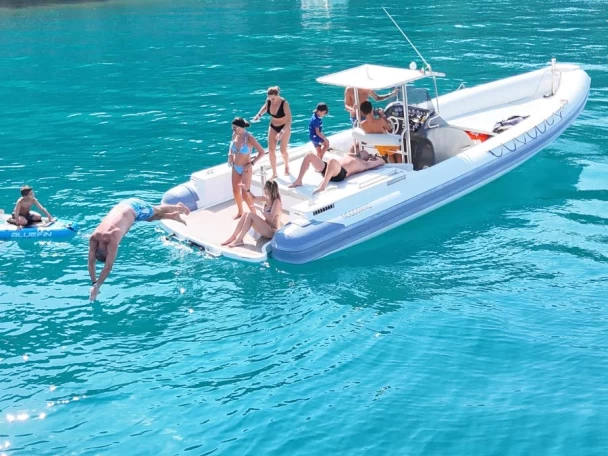 Polotuhá loď k pronájmu v Lerici za nejlepší cenu