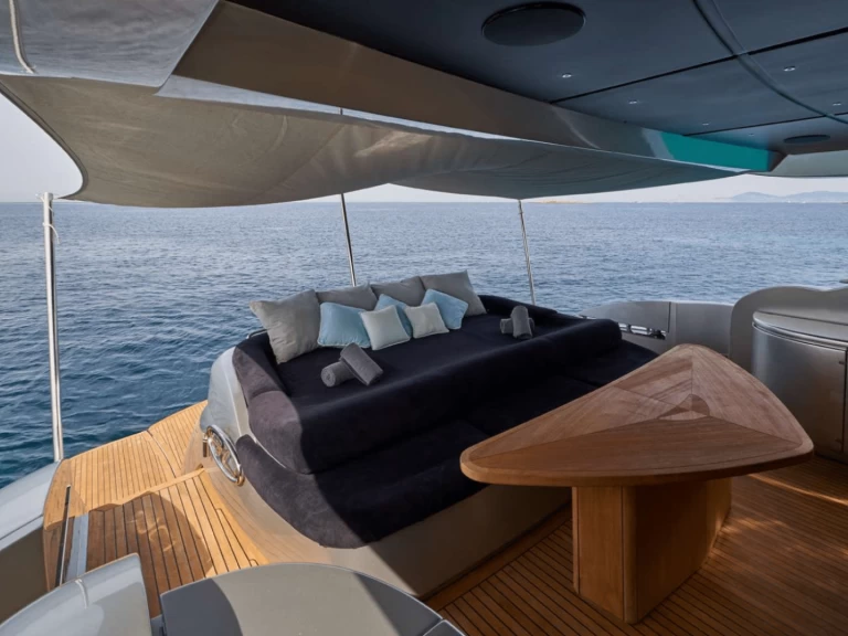 Pronájem Jachta Pershing s licencí