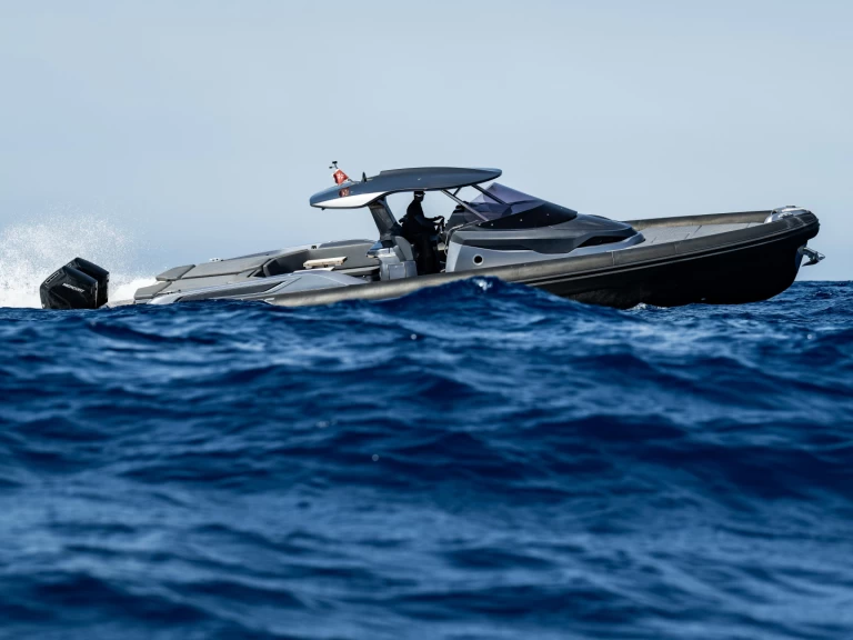 Pronájem Polotuhá loď Sacs s licencí