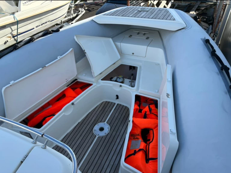 Polotuhá loď k pronájmu v Langrolay-sur-Rance za nejlepší cenu