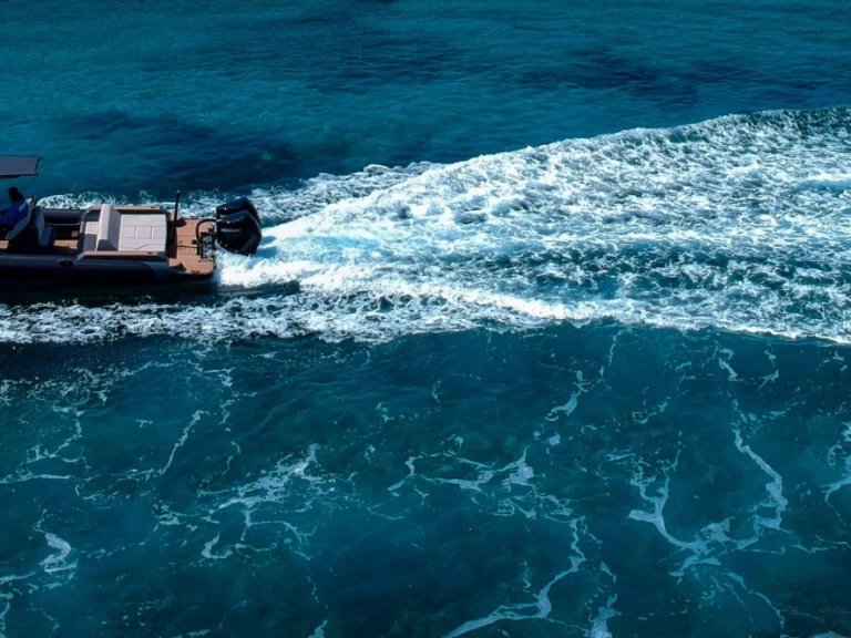  Rock Marine 36 jednotlivci a charterové společnosti v Anávyssos