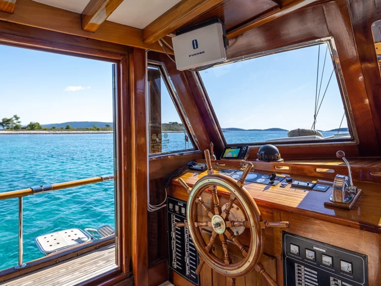 Pronajmout Plachetnice se skipperem či ne  v Split