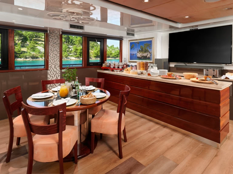 Pronájem jachty v Split - Motoryacht Queen Eleganza na Samboatu