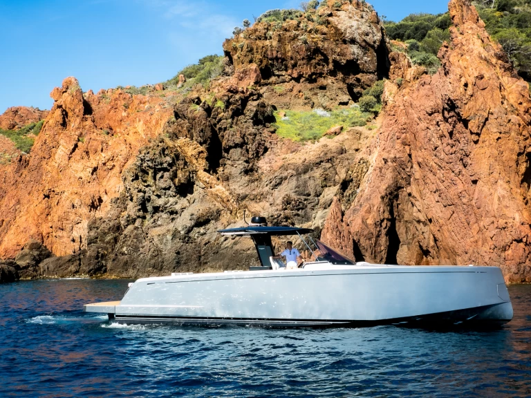 Motorová loď k pronájmu v Cannes za nejlepší cenu