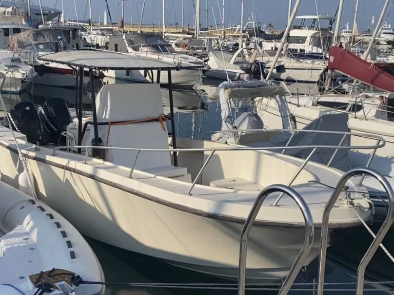 Pronajmout si Mako Marine Mako 261 v Imperia