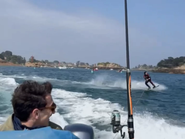 Pronajmout si Valiant Valiant 450 Sport v Paimpol