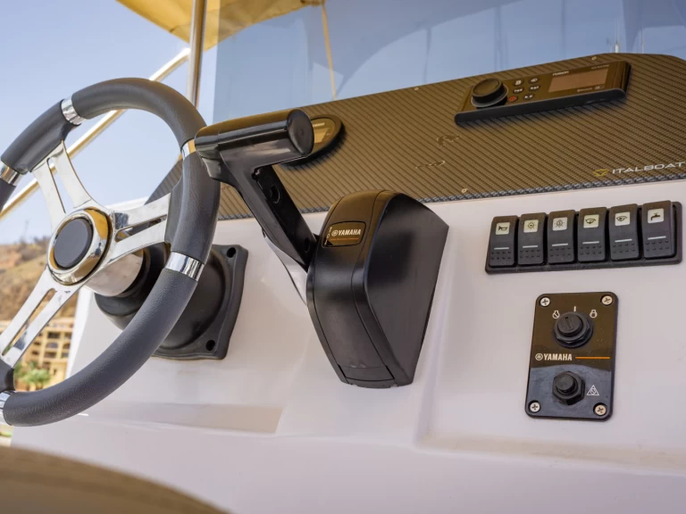 Pronájem lodi Altea lákavé ceny Predator 600P