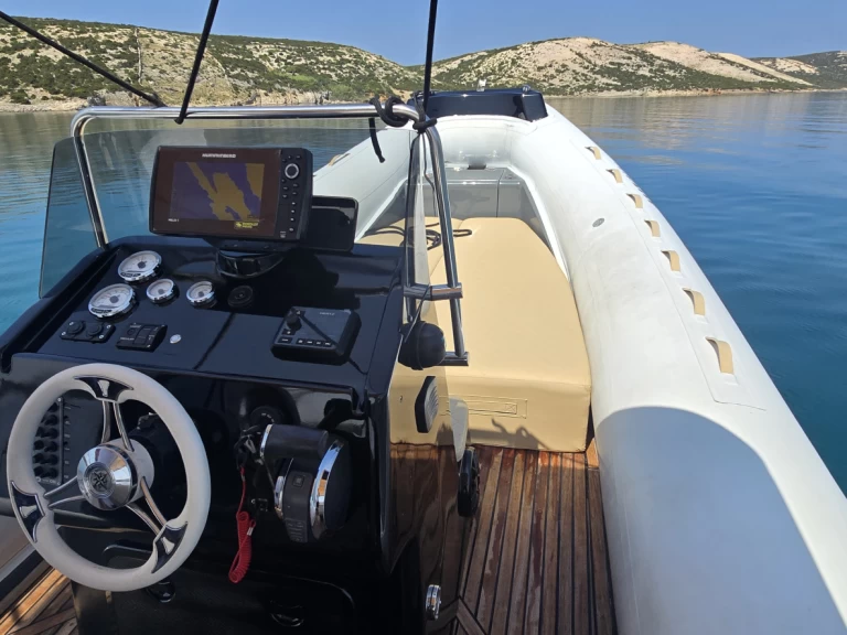 Pronájem Polotuhá loď WBI s licencí