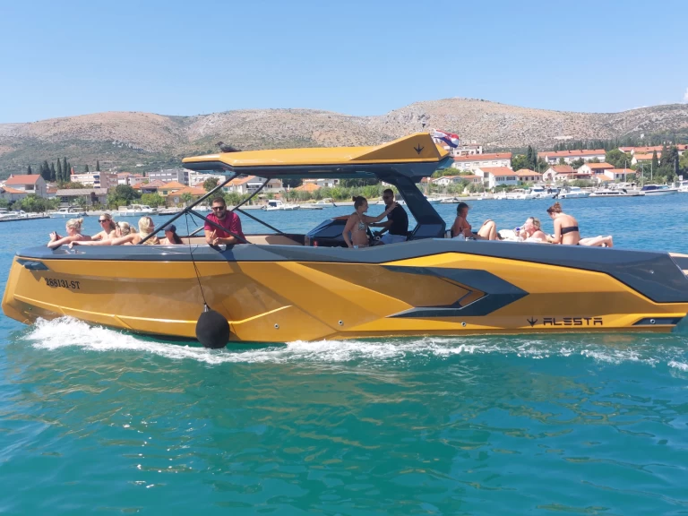 Pronajmout si Alesta Marine Raptor parasailing v Split