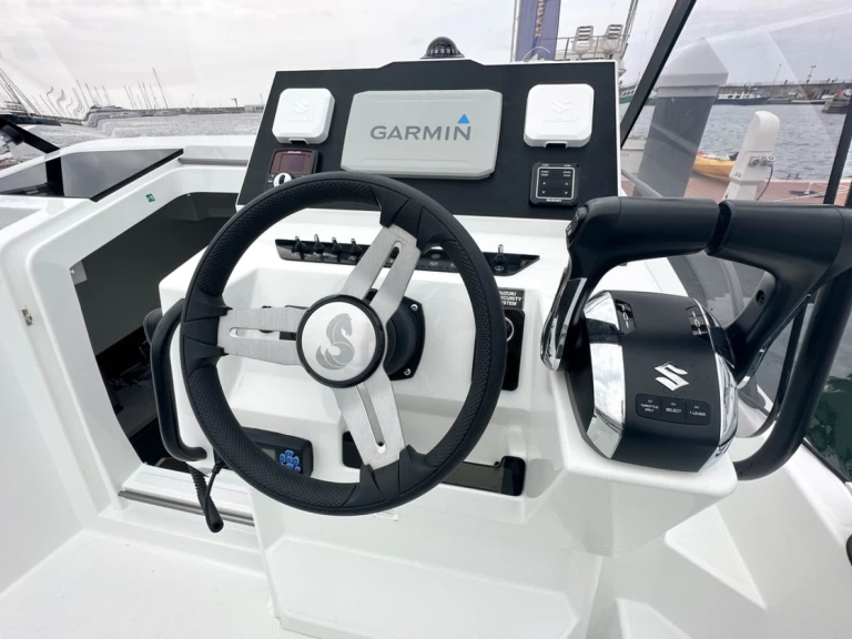 Pronájem Motorová loď Bénéteau s licencí