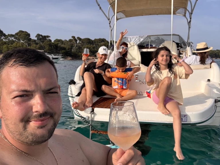 Pronájem lodi Villeneuve-Loubet lákavé ceny Cap Camarat 705