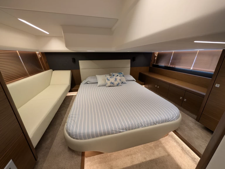 Pronájem lodi Cádiz lákavé ceny R40 Coupe