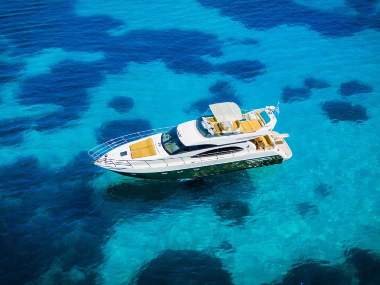 Pronajmout si Azimut Azimut 58 v Órmos Bay