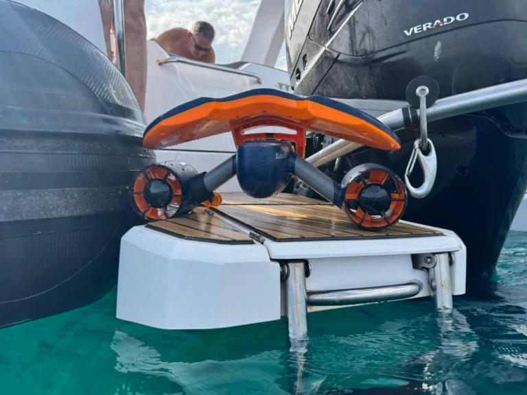 Polotuhá loď k pronájmu v Martigues za nejlepší cenu