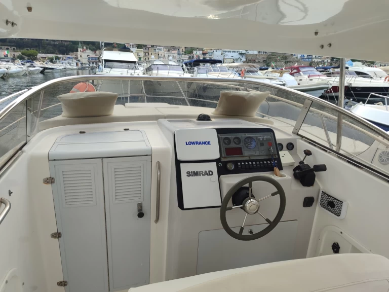 Pronajmout Motorová loď se skipperem či ne Izzo v Baia