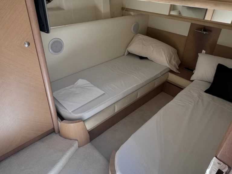 Pronájem lodi Puerto Banús lákavé ceny Astondoa 44 Fly