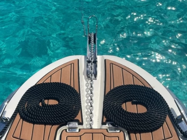 Polotuhá loď k pronájmu v Portisco za nejlepší cenu