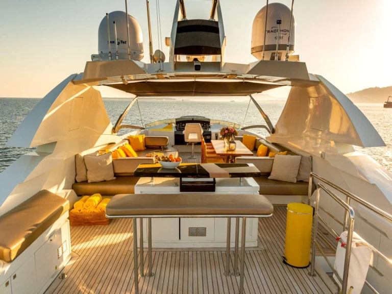 Pronajmout si Peri Yachts Quantum v Cannes
