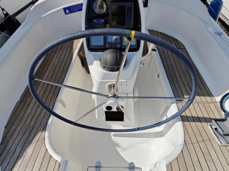 Pronajmout Plachetnice se skipperem či ne Bavaria v Punat