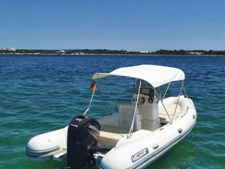 Valiant DR 600 jednotlivci a charterové společnosti v La Savina