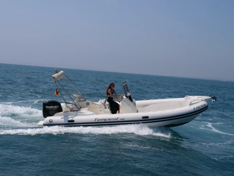 Pronajmout si Capelli Tempest 700 v Empuriabrava