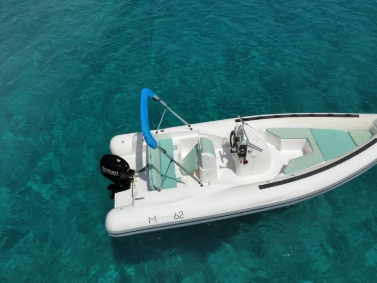 Pronájem Polotuhá loď Magnus s licencí